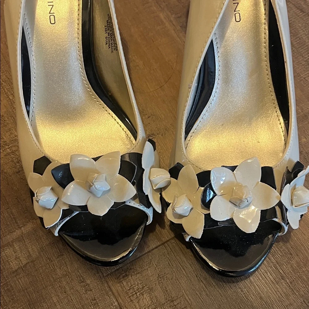 Bandolino Beige and Black Floral Heels - Picture 9 of 12